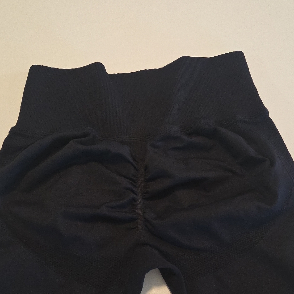 Seamless High-Waist Black Leggings with Subtle Logo - Picture 3 of 5